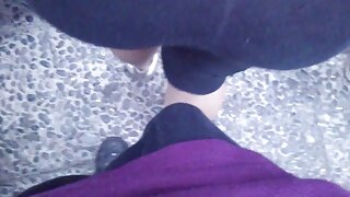 سفید جرابوں میں ملبو ...